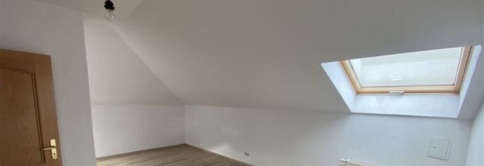 sehr zentrale 3 Zimmer-Dachgeschoss-Whg.* hell* Laminat* innenl. Küche* Bad mit Wanne*
