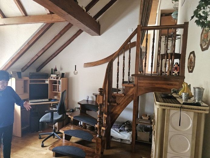 Das Fackelrondell ist nur ein Steinwurf entfernt. 
Große Wohnung im Quartier Kotten zu verkaufen! – Treppe zum Wohnzimmer, Neubauteil