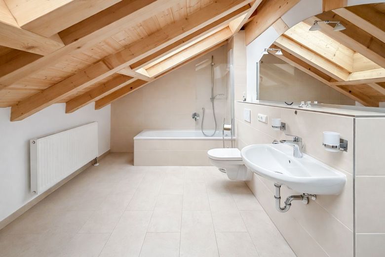 *PROVISIONSFREI*  moderne 2-Zimmer-DG-Wohnung mit Balkon – Badezimmer