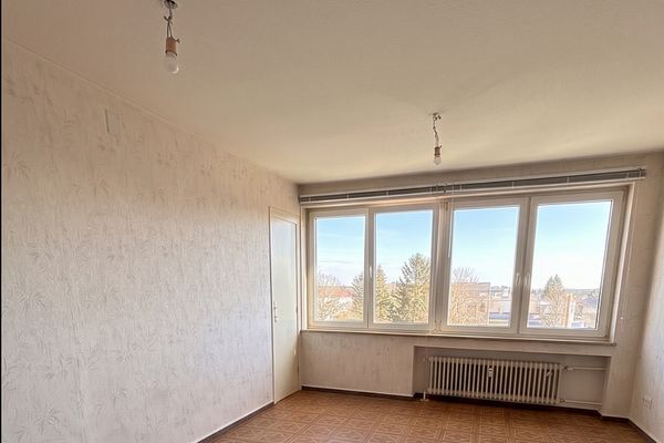 Sehr zentral gelegene lichtdurchflutete 3 Zimmer Wohnung zzgl. einer Garage zu verkaufen!