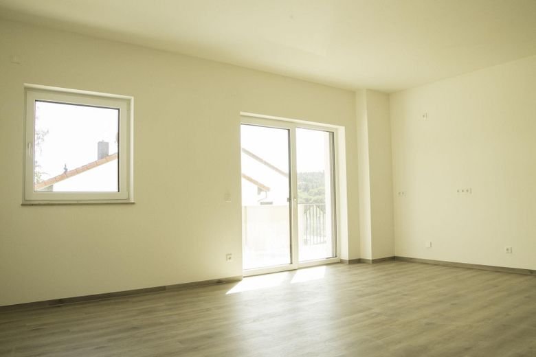 Neubau Erstbezug! Wunderschöne 3 ZW inkl. EBK, Balkon, TG-Stellplatz + Wallbox! – WZ