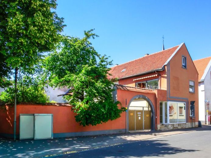Attraente edificio residenziale e commerciale con 2 unità abitative, unità commerciale e 3 garage – Foto 1