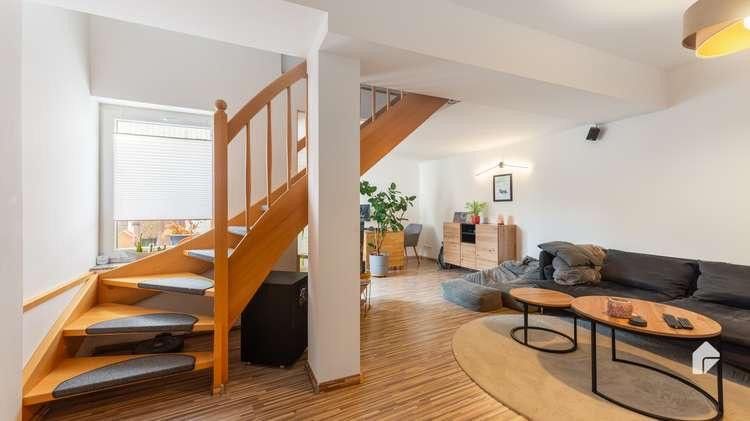 Großzügige Maisonettewohnung inkl. EBK mit Terrasse/Garten u. Balkon im Zentrum von Bad Belzig – Wohnzimmer (Treppe ins OG)
