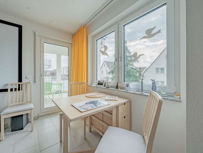 Kapitalanlage! Komfortable 2,5-Zimmer-Wohnung mit Balkon und TG-Stellplatz – Essbereich Wohnzimmer