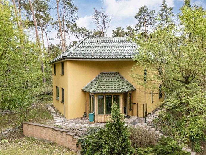 Moderne Architektenvilla in Hanglage - Design, Licht &amp; Natur in Perfektion – vordere Hausansicht mit Eingang