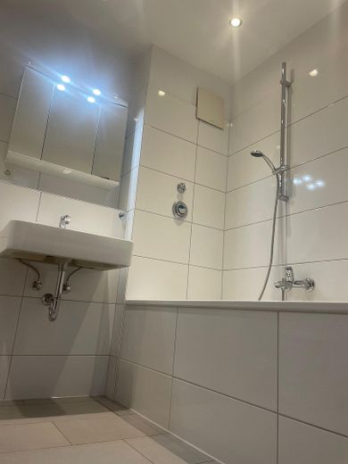 Helle 3,5-Zimmerwohnung mit komplett saniertem Badewannebad mit Fenster und sonnigem SÜD-WEST-Balkon – Badezimmer