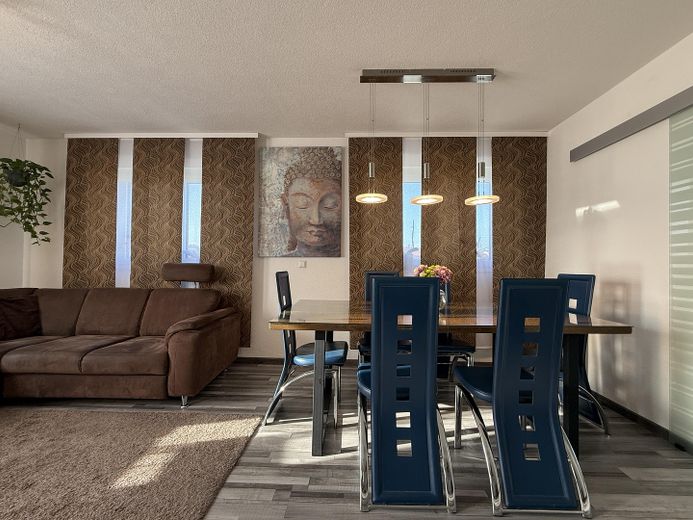 Wohlfühloase – modernes Einfamilienhaus mit Einliegerwohnung – Wohnen / Essen
