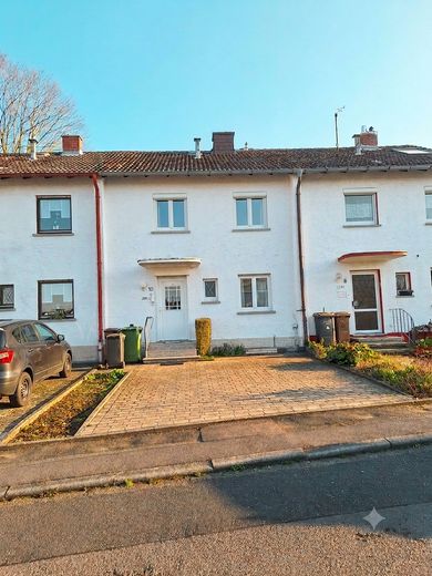 Privatverkauf ohne Maklerprovision: Reihenhaus mit Charakter in Montabaur | Perfekt für Familien – Frontansicht mit Stellplätzen
