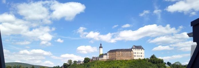 Widok na zamek z tarasu na dachu – pierwszy najem po remoncie