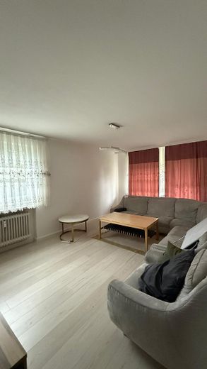 Frisch sanierte 3-Zimmer-Wohnung mit Einbauküche in gepflegter Wohnanlage in Wittorf – Wohnzimmer