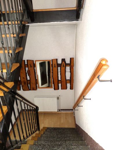 131 m² für Ihre Familie: 4 Schlafzimmer, 2 Bäder, 2 Garagen und keine Käuferprovision – Kellerabgang