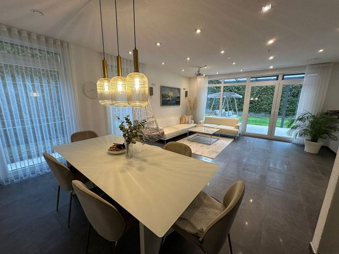 Mieten neuwertiges Haus in Nürtingen ab Dezember-26 oder Januar-27 – Wohnzimmer