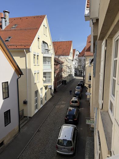 Provisionsfrei: Helle 2-Zi.-Wohnung mit Balkon in der Reutlinger Altstadt – neues Bad, Fernwärme – Blick in die ruhige Straße