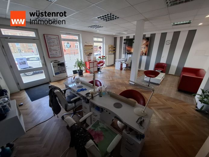 Helle, moderne Bürofläche zur Vermietung in Jüterbog mit Schaufenster direkt in der Ladenstraße – Gewerbefläche