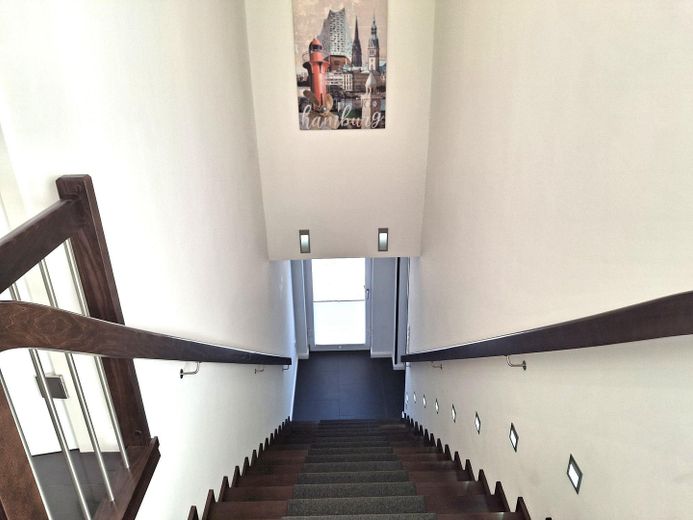 Exklusives Penthouse in Hamburg-Boberg, eigene Erdwärme, kein Hausgeld – großzügige Echtholztreppe