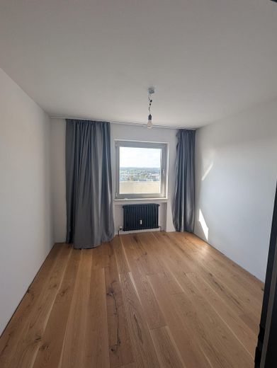 Großzügige und bezugsfreie 4,5 Zimmer Wohnung mit 3 Balkonen in Ludwigsfeld – Zimmer 1 