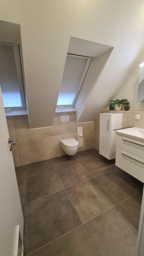2 Zi.-Dachgeschoss-Wohnung – Bad