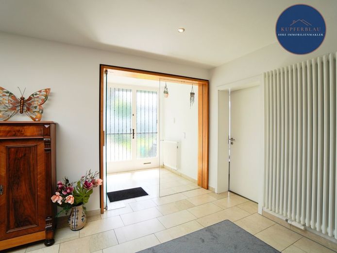 Sanierter Bungalow mit traumhaftem Garten in ruhiger Lage in Rheinbach-Stadt – Haustür Eingang
