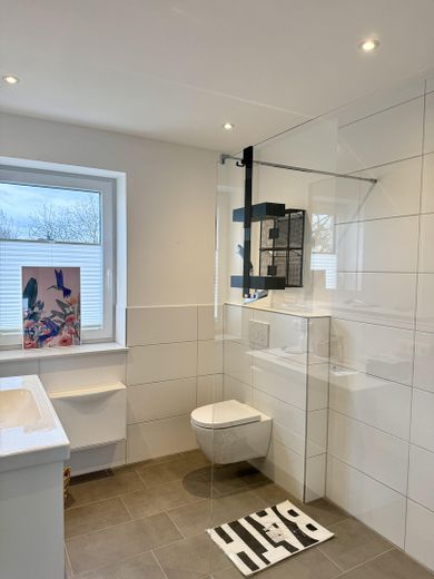 Piękne mieszkanie na grobli – różne w pełni umeblowane apartamenty w pobliżu Hamburga! – Badezimmer 1. OG