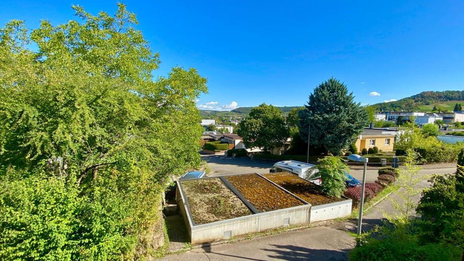 Freistehendes Wohnhaus mit großzügigem Grundstück - provisionsfrei direkt vom Eigentümer – Blick aus OG auf Garagen