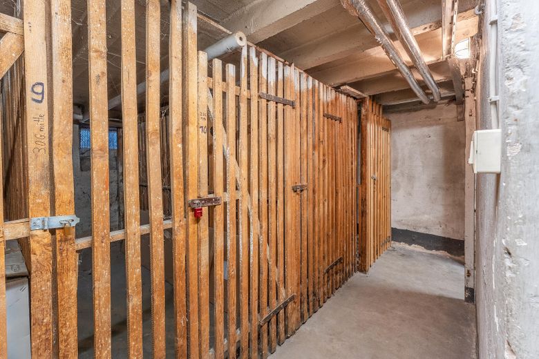 Appartement moderne de 2,5 pièces à Großreuth bei Schweinau avec cuisine équipée et garage – Keller