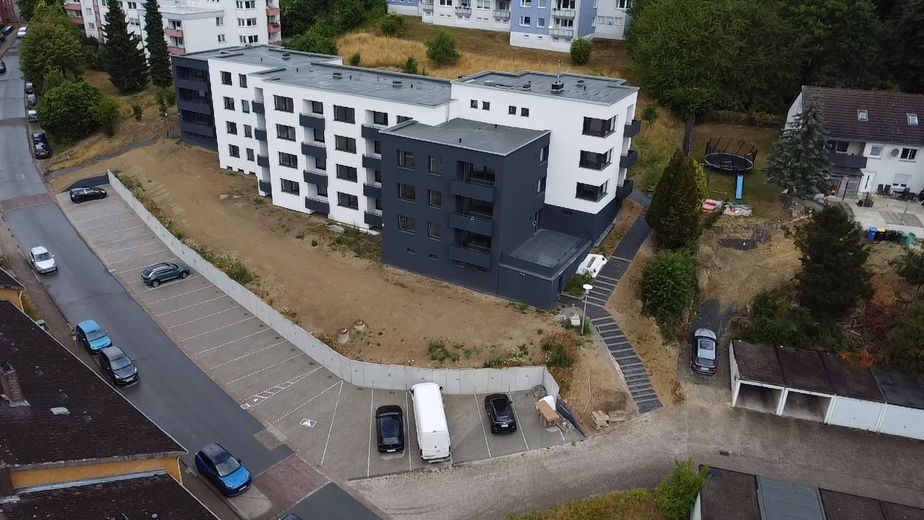 Familienglück in Alfeld: 3-Zimmer, Balkon, Erstbezug nach Sanierung. Provisionsfrei & KfW-gefördert! – Eingang zum Haus 8