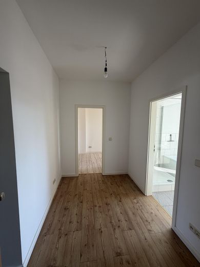 Eigener Garten | Stilvolle 2-Zimmer-Wohnung mit hochwertiger Ausstattung & Einbauküche – Flur 