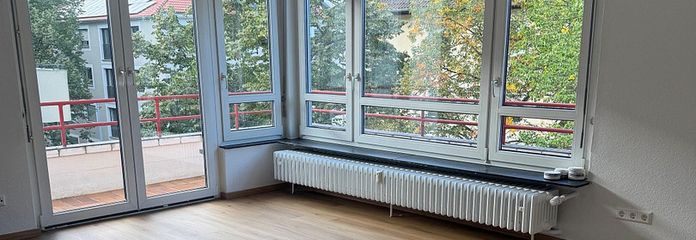 Appartement de 2 pièces à MA-Lindenhof – fraîchement rénové, salle de bains assainie, cuisine intégrée & balcon – Wohnzimmer + Zugang zum Balkon