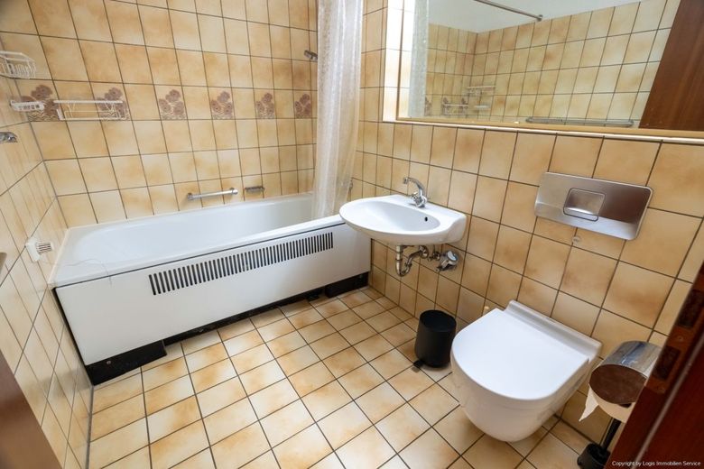 Bezugsfreie 2-Zimmer-Eigentumswohnung mit Sonnenloggia, Aufzug &amp; Tiefgarage – Badezimmer