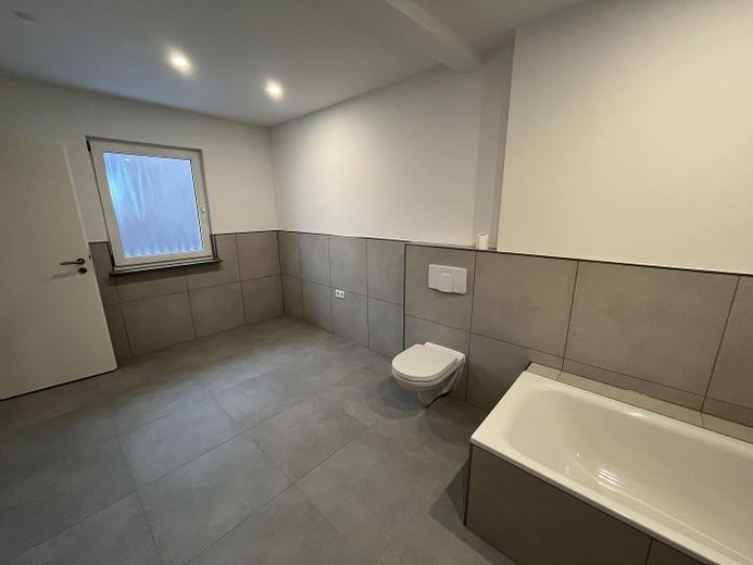 Komplett renoviertes Reihenendhaus mit großem Dachstudio und separatem Garten in Harthausen – Bad