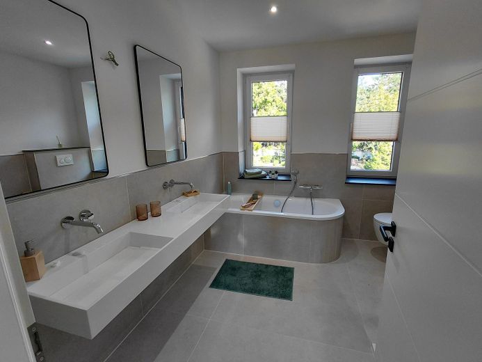 Entrate e sentitevi a casa: villetta a schiera modernizzata con finiture di pregio, giardino, terrazza e 2 garage – Bad En Suite OG 2