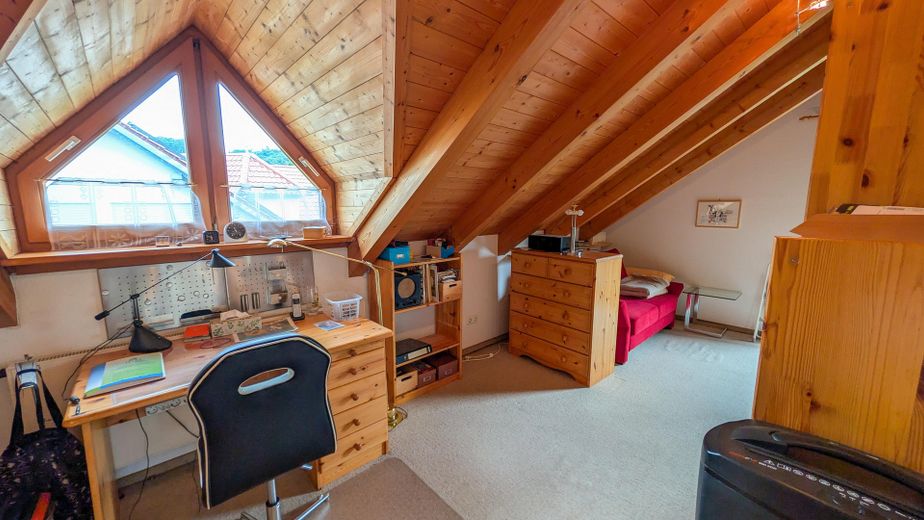 Ruhige Lage, charmantes Einfamilienhaus in kanadischer Rot-Zeder-Bauweise mit großem Garten – Foto 15