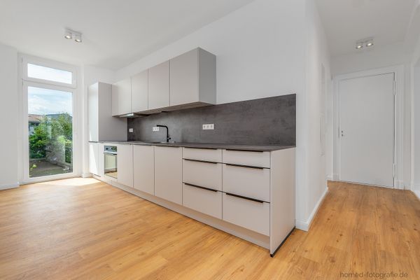 Piso antiguo de 2 habitaciones completamente reformado en Berlín-Köpenick: primera ocupación con cocina-comedor, baño con luz natural y balcón