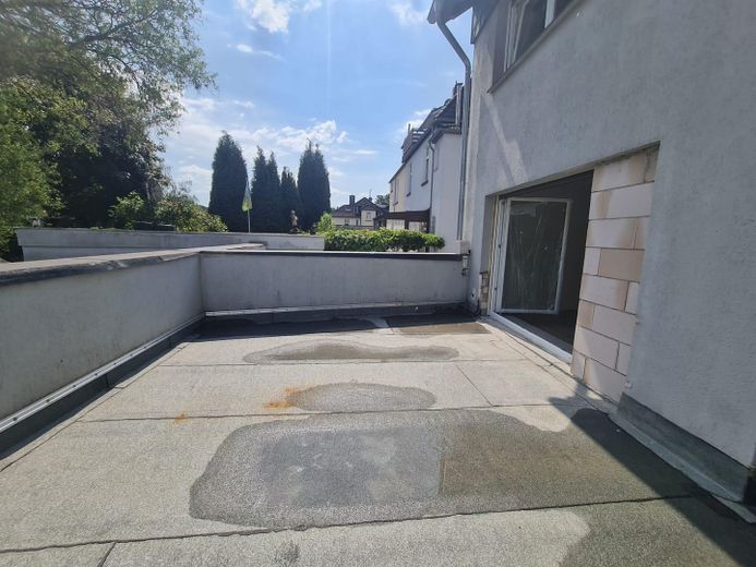 ERSTBEZUG NACH SANIERUNG – MODERNE 2-ZIMMER-WOHNUNG MIT GROSSER TERRASSE UND EINBAUKÜCHE – Terrasse