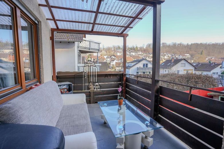 ATIK: Freistehendes Zweifamilienhaus mit Anbau auf großem Grundstück – Balkon EG