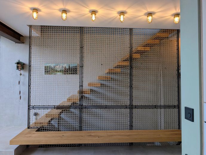 Hochwertiges Architektenhaus im Bauhausstil – Saarbrücken-Ensheim – Holztreppe mit Sitzbank