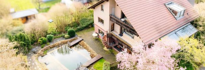Großzügiges Wohnhaus mit Garten, Schwimmteich & Sauna - Viel Platz auf separaten Ebenen