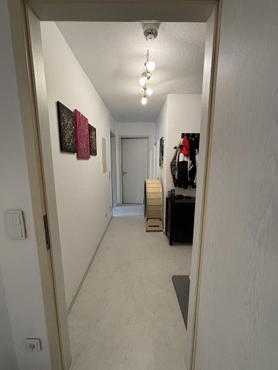 Gepflegte 2-Zimmer-Wohnung mit Balkon, Einbauküche, Stellplatz & Aufzug in Maintal-Dörnigheim – Flur
