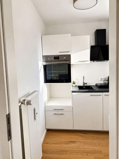 Erstbezug nach Sanierung – Modern möbliertes 1-Zimmer-Apartment mit Balkon in Top-Lage – Foto 4