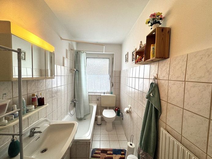 Charmante Erdgeschosswohnung mit 72 m² 
(3 Zimmer) im zentralen Zeven. – Bad
