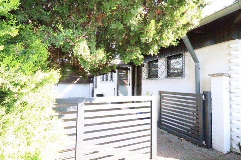 WRS Immobilien - Neuberg - Architekten-Villa mit Einliegerwohnung + großem Garten mit Baumbestand – Grundstückseingang
