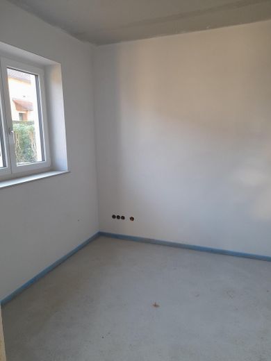 Moderne DHH im LK Dachau: Barrierefrei, Wärmepumpe, Garten & Home-Office-Büro – Pot. Raum für ein Büro im EG