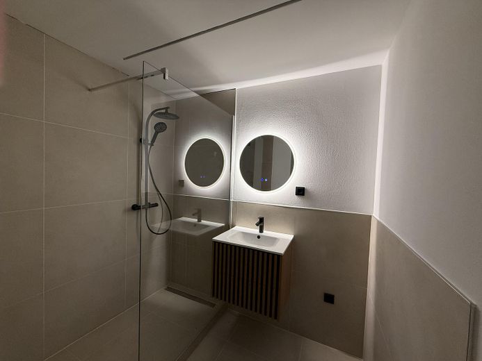 Hochwertig kernsanierte 3-Zimmer-Wohnung mit Loggia und Stellplatz in Nürnberg-Zabo – Badezimmer