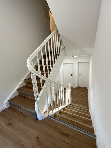 **SPRZEDAŻ PRYWATNA dom bliźniaczy / PIERWSZE ZASIEDLENIE po CAŁKOWITEJ RENOWACJI / nowa KUCHNIA NOBILIA / spokojna DZIELNICA MIESZKALNA** – Treppenhaus (EG/OG)