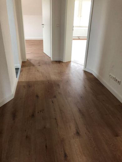 Işıkla dolup taşan 3 odalı daire, balkon ve modern banyo ile – Flur