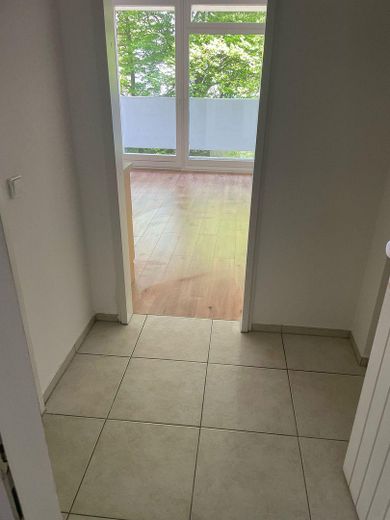 Charmant appartement meublé d’une pièce avec balcon – Bilder mit Möbel folgen