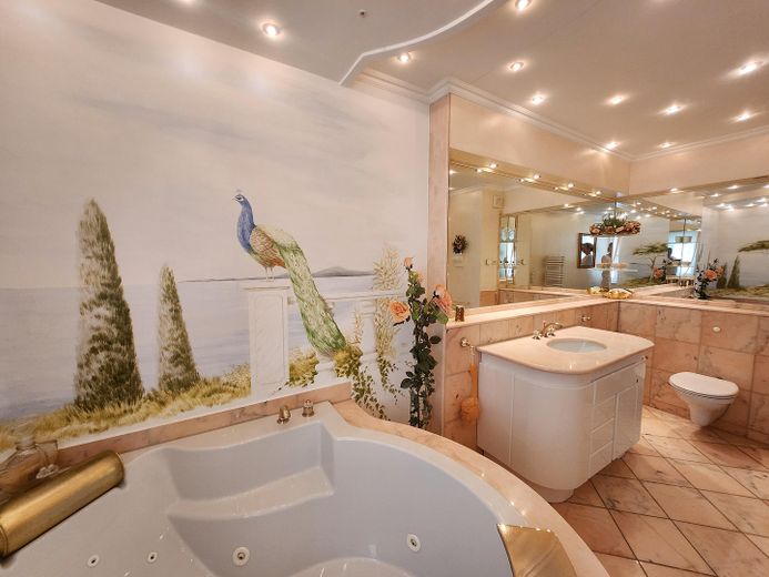 Badezimmer mit Whirlbadewanne