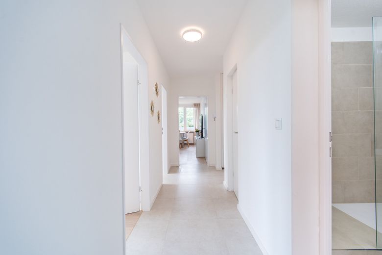 Moderno appartamento ammobiliato di 3 locali con balcone esposto a ovest - spese accessorie incluse – Flur Richtung Wohnzimmer