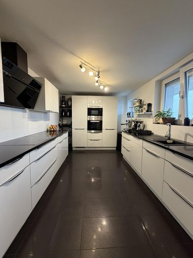 1–2 Familienhaus mit ca.300 m² Wfl.auf großzügigem 1.050-m²-Grundstück–ideal für Wohnen und Arbeiten – Küche EG
