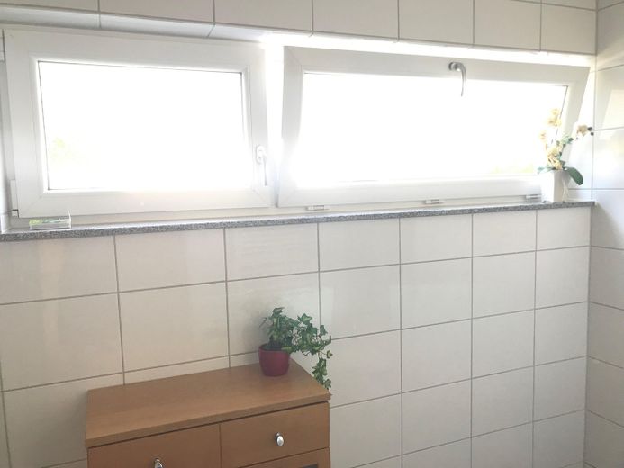 Vivienda acogedora en la ladera: luminosa, tranquila, accesible, con jardín y balcón – Badezimmer Fenster 